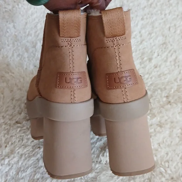 NWOT UGG platform Boots - Picture 2 of 5